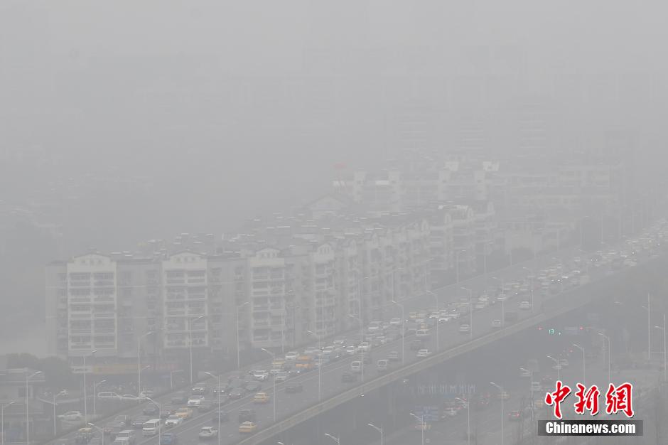 南京迎“雾霾围城” 中度污染能见度低